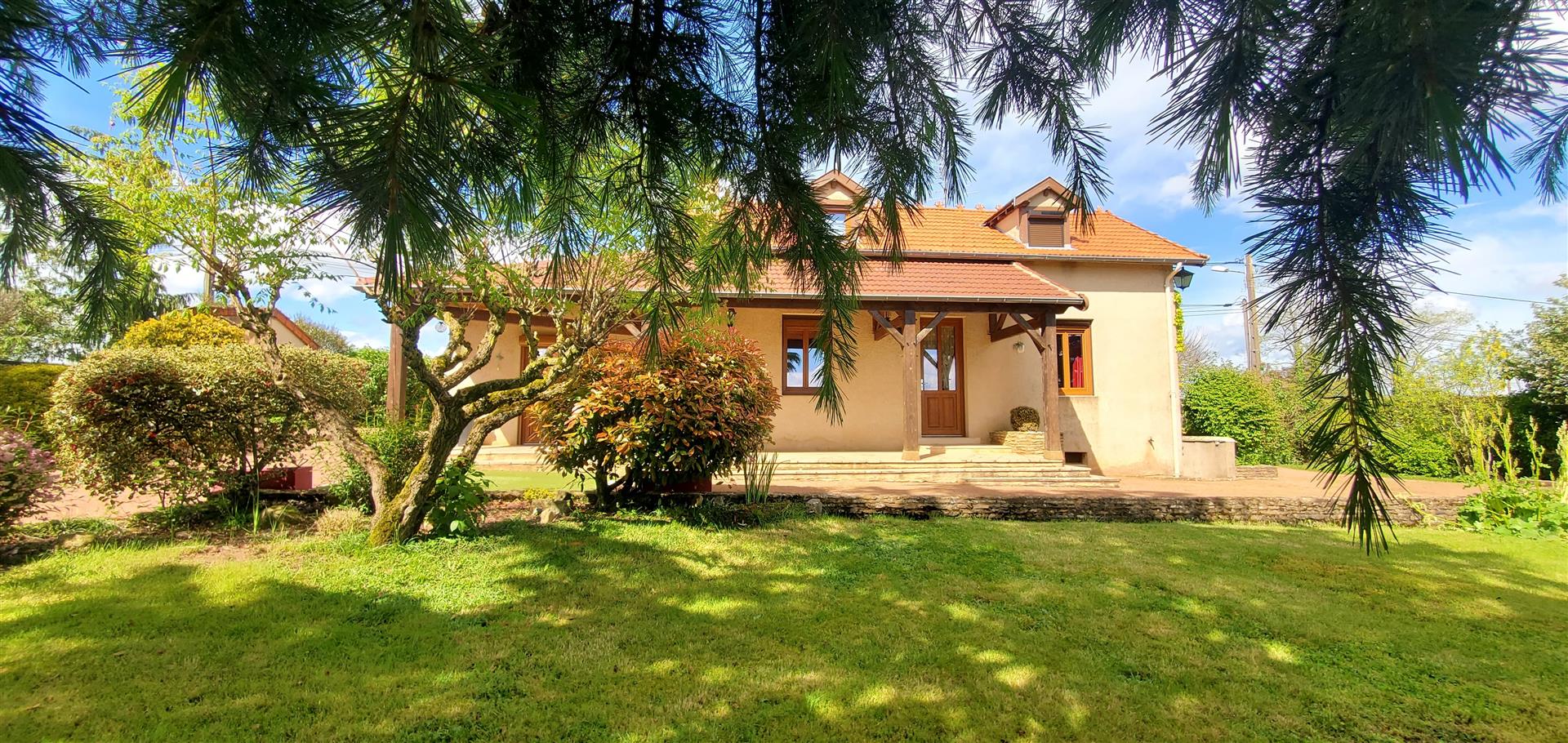 Oud huis met prachtige tuin op 20 minuten van Cluny en 15 minuten van Charolles