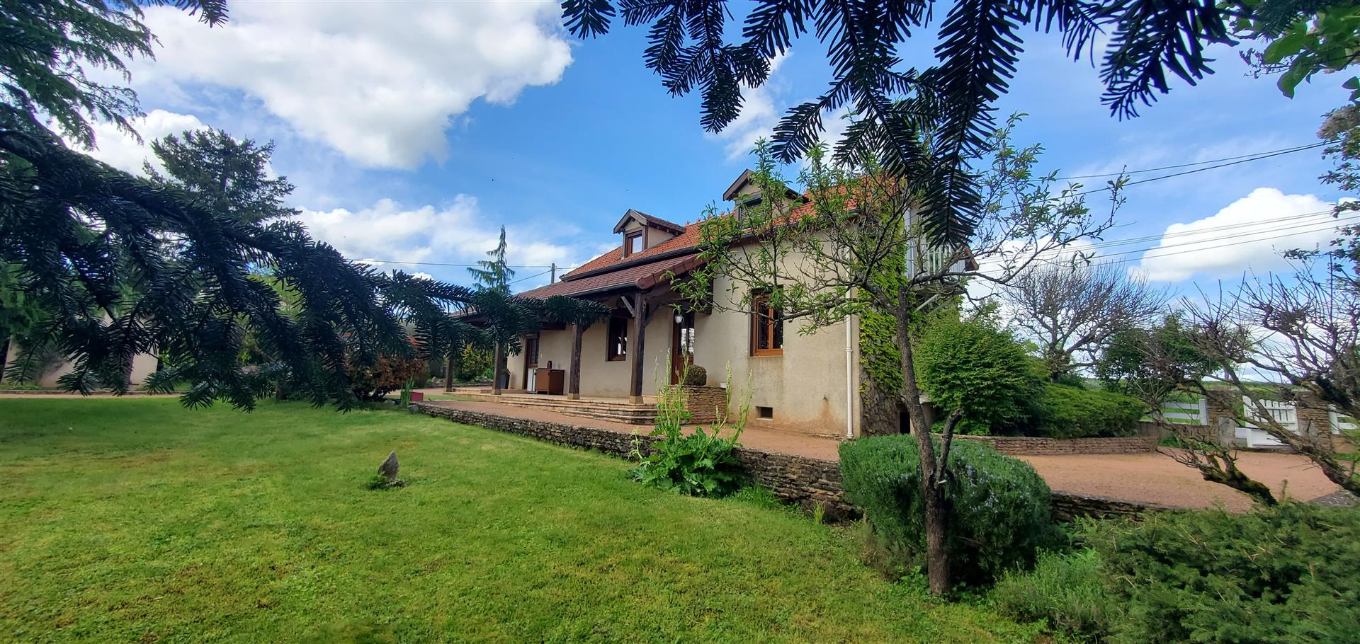 Oud huis met prachtige tuin op 20 minuten van Cluny en 15 minuten van Charolles