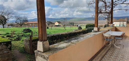 Grote wijnboerderij met uitzicht op de vallei