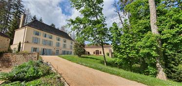 À Cluny, remarquable propriété composée d’un château du XVIIIème et ses dépendances, entourée de son