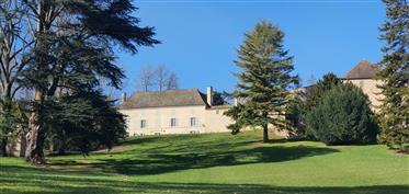À Cluny, remarquable propriété composée d’un château du XVIIIème et ses dépendances, entourée de son