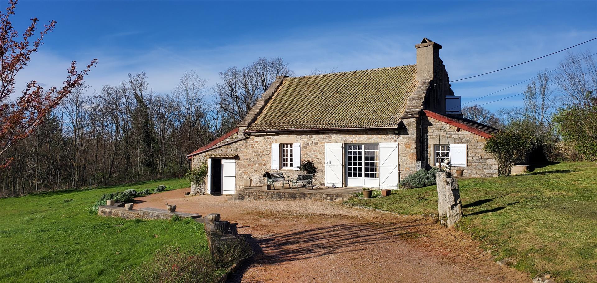 Charming little stone-built house in a rural setting