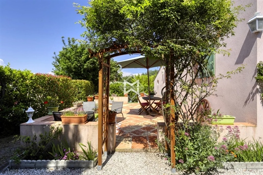 Close to the beaches and the village of Saint-Tropez