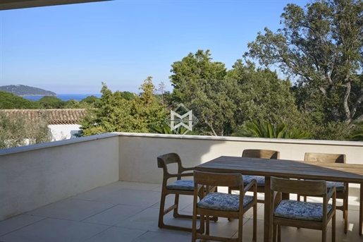 Within the Pampelonne domain, close to the sea and its beachfront restaurants.