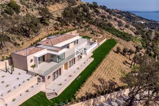 New contemporary villa with sea view