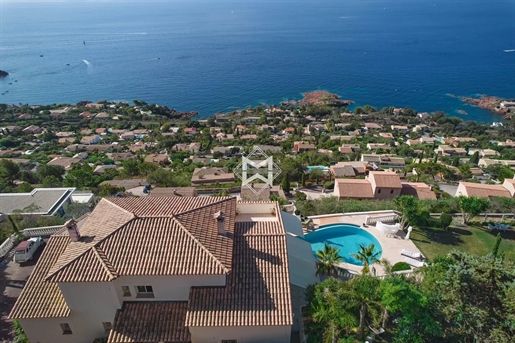 Between Cannes and Saint-Tropez, villa in a commanding position with splendid sea view