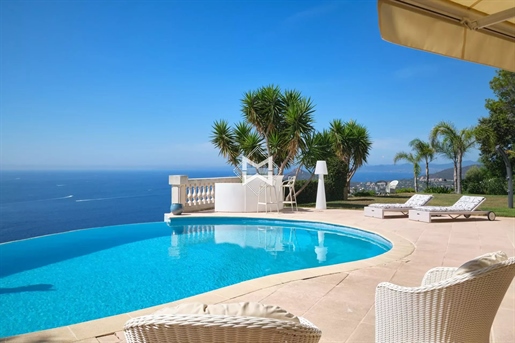 Entre Cannes et Saint-Tropez, villa en position dominante avec splendide vue mer