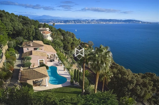 Luxury villa with dominant sea view