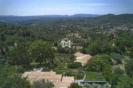 Fayence Region: Beautiful property with commanding views of the countryside.