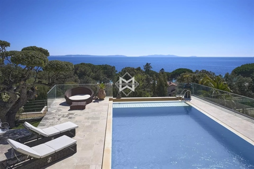 Prestige property with panoramic sea view