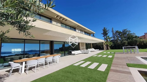 Splendid contemporary villa with sea view