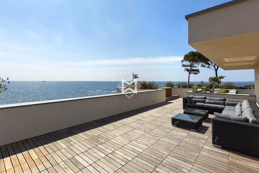 Luxurious contemporary waterfront villa