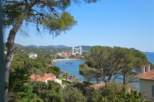 Villa with sea view in a private seafront estate