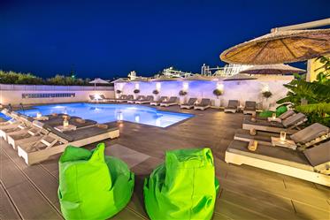 Κρήτη Ελούντα . Πωλείται  ξενοδοχείο επιπλωμένων διαμερισμάτων  μόλις; 200 μέτρα από την θάλασσα 