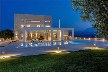 Creta Heraklion . Vendesi villa di lusso di 687 mq con piscina privata di 77 mq su un terreno di 41