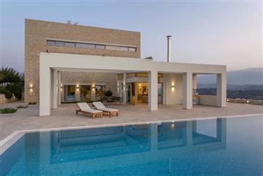 Kreta Heraklion . Zu verkaufen Luxusvilla von 687 qm mit privatem Pool von 77 qm auf einem Grundstü