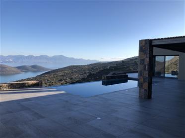 Lassithi Elounda Te koop luxe villa van 270 m² op een perceel van 4300 m² met uniek uitzicht op zee.