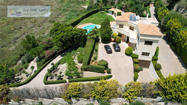 Heraklion. A luxury villa of 400 m2 for sale on a plot of 4,000 m2 with a private pool of 50 m2.