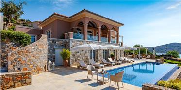 Kreta Lassithi Elounda . Zum Verkauf steht eine luxuriöse Villa von 642 m² auf einem Grundstück von