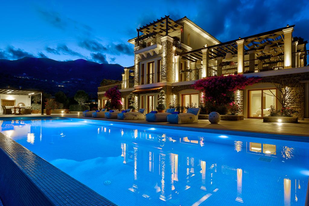 Crète, Lassithi, Elounda. A vendre luxueuse villa en bord de mer de 632 m².