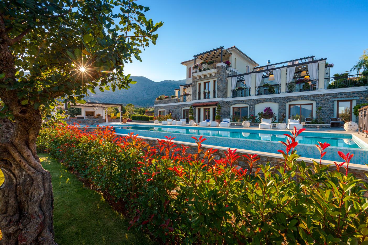 Crète, Lassithi, Elounda. A vendre luxueuse villa en bord de mer de 632 m².