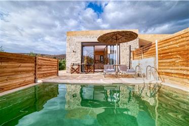 Héraklion . A vendre complexe touristique composé de six suites avec piscines privées dans le