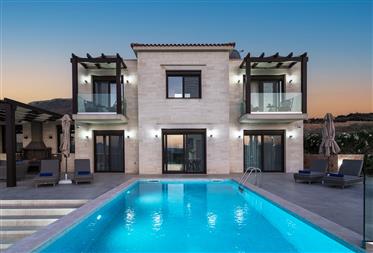 Chania Apokoronas . A vendre Villa de 203 m² avec piscine privée de 52 m² avec vue mer simple. 