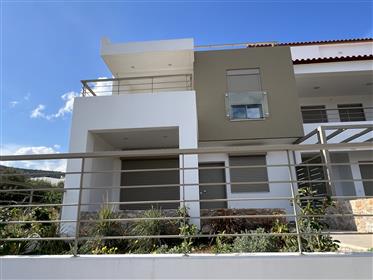 Lassithi Agios Nikolaos Amoudara . A vendre une maisonnette nouvellement construite de 128,5 m² à s