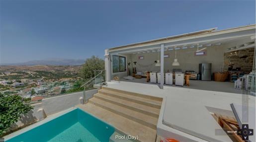 Crète Pitsidia. A vendre villa unique de 350 m² sur une colline avec vue imprenable sur la mer.