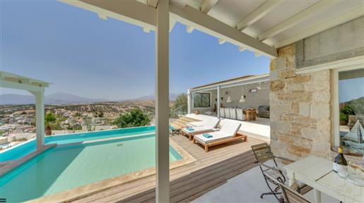 Crete Pitsidia. A unique villa of 350 sqm on a hill with an unobstructed view of the sea is for sale