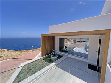 Héraklion Lygarie . A vendre villa de luxe de 550 m² avec piscine privée à côté d’une plage organis