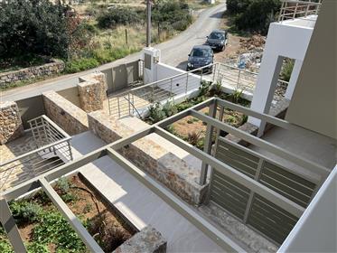 Lassithi Agios Nikolaos Amoudara . Vendesi maisonette di nuova costruzione di 117 mq a soli 200 met