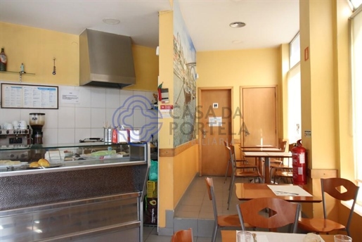 Snack bar café business with low income. Corner shop 450 meters from Rotunda da Boavista