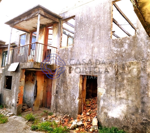 Maison en ruines à São Roque, Oliveira de Azeméis sur deux fronts.