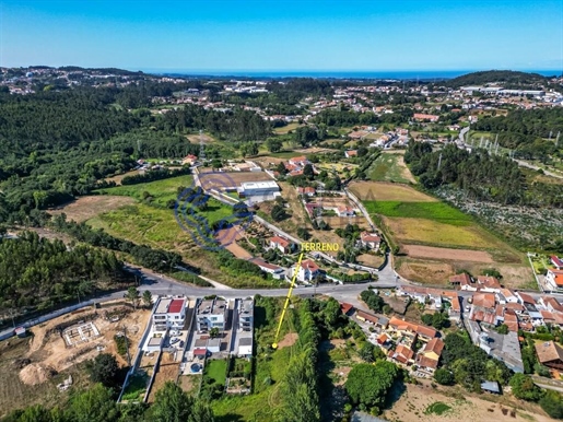 Plot of land, for the construction of a 3-front villa on Rua de Lavadouro de Codeçais-Pedroso.