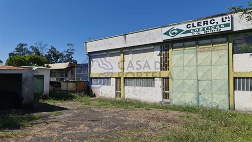 Pavilhão/Armazém em Rio de Meão