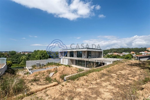 Luxury house, with gardens and pool, modern design, top finishes, close to the beach