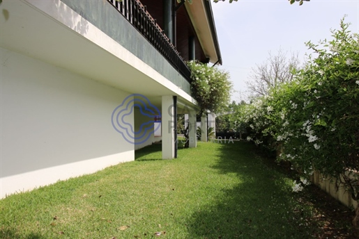 Villa met 4 slaapkamers onafhankelijk van Metro do Ismai met suite op de begane grond