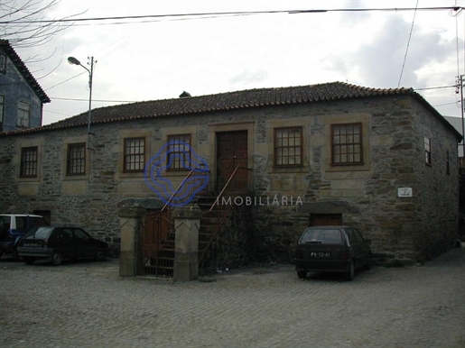 Maison en pierre au centre du village de Fornelos