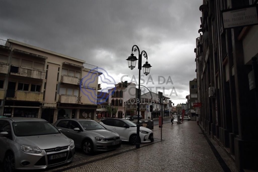 2 bedroom apartment, on a 3rd floor with balconies and air conditioning, in the center of Macedo de