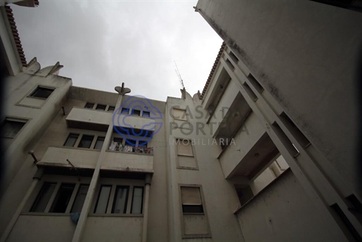 Apartamento T2, num 3º andar, em prédio com elevador, no centro de Macedo de Cavaleiros.