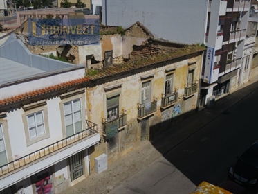 Moradia para reconstrução na baixa de Faro, Algarve