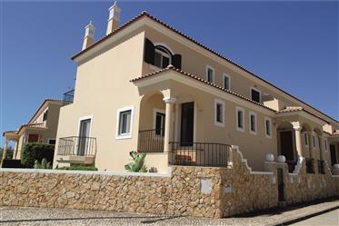 Villa mit 2+1 Schlafzimmern in privater Eigentumswohnung in Boliqueime, Algarve