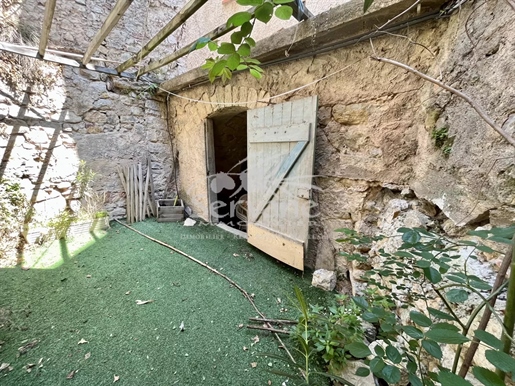 Entrecasteaux : Jolie maison de village rénovée avec extérieurs