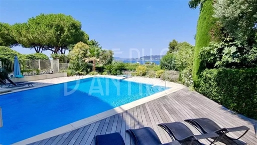 Cap D'antibes / On last level apartment with sea view