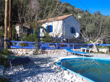 Casa de campo de pedra de 72 m² em uma vila da costa da área de Leonidion