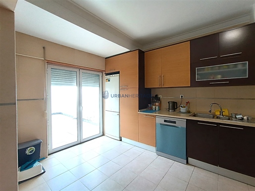Semi-Detached house T4+1 Sell in Corroios,Seixal