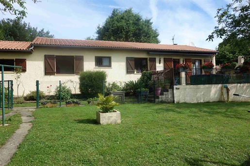 Maison plain-pied avec carport, piscine et dépendances