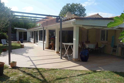 14 minutes from Pugnac, stone house on large wooded plot of 7260m2