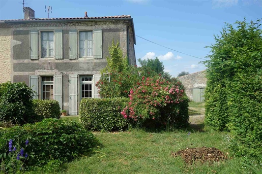 7 minutes from the amenities of Blaye-Cars